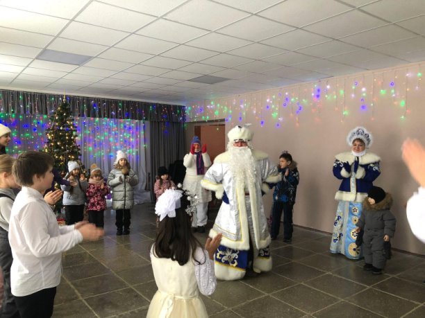 3 января в Юрьевском Доме культуры весело, с играми, песнями, хороводами и забавами прошла праздничная новогодняя программа «Новый год – пора чудес». - 957034028295