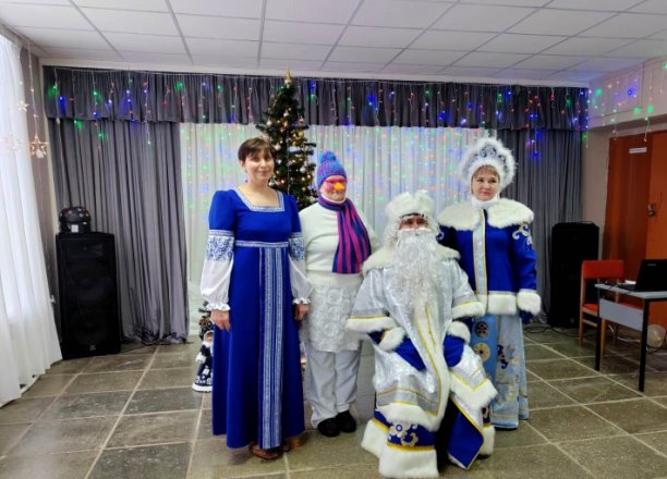 3 января в Юрьевском Доме культуры весело, с играми, песнями, хороводами и забавами прошла праздничная новогодняя программа «Новый год – пора чудес». - 957034081031